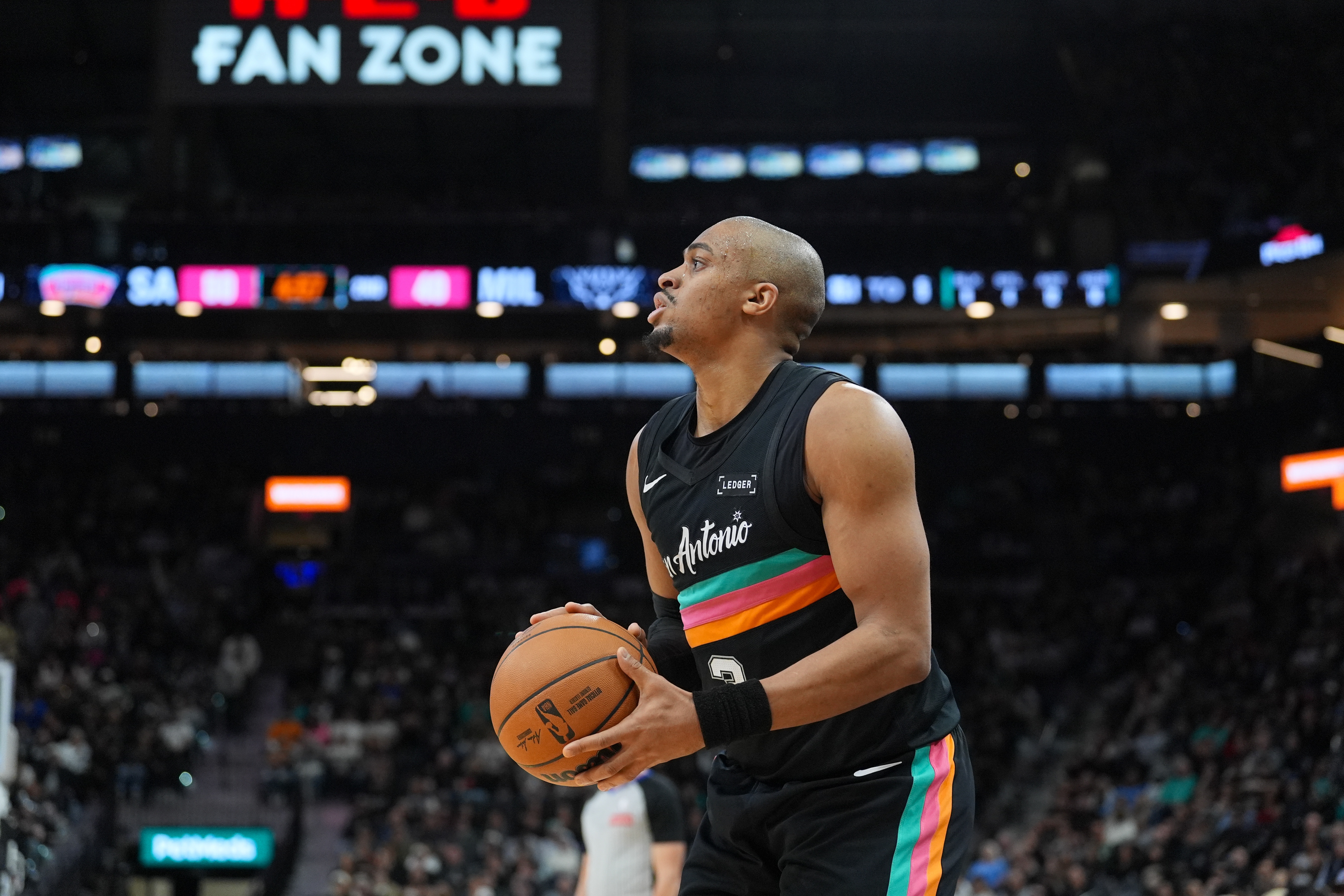 开云-定海神针！凯尔登·约翰逊19中9拿到21分5助 正负值+9